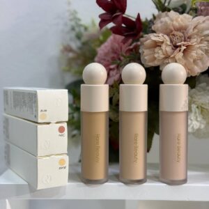 هو كريم الأساس (Liquid Touch Weightless Foundation) من ماركة Rare Beauty (بواسطة سيلينا غوميز).